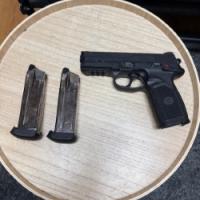 FNX-45 airsoft green gas püstol ja kaks green gas salve.